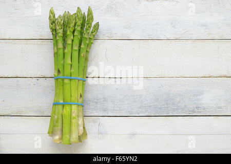 Haufen von frischem Spargel auf einem weißen Holztisch. Leere Kopie Platz für Text Editor. Stockfoto
