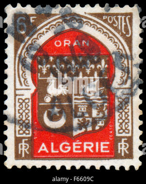 Algerien - ca. 1947: Eine Briefmarke gedruckt in Algerien aus dem "Verschiedene Waffen" Ausgabe zeigt Algier-Arme, ca. 1947 Stockfoto