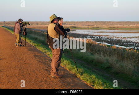 Vogelbeobachter bei Norfolk Wildlife Trust Nature reserve, Cley, North Norfolk, england Stockfoto