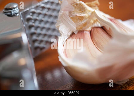 Knoblauch-Birne und Metall-Brecher auf Holz-Tischplatte Stockfoto