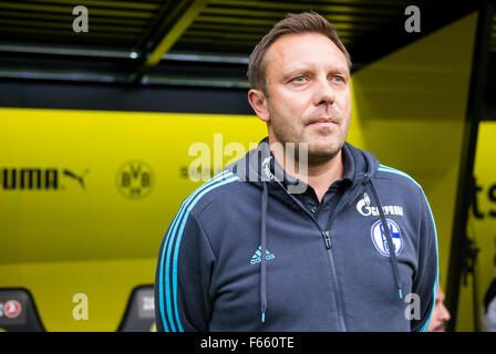 Dortmund, Deutschland. 8. November 2015. Schalke-Trainer Andre Breitenreiter an der deutschen Bundesliga-Fußballspiel zwischen Borussia Dortmund und FC Schalke 04 im Signal-Iduna-Park in Dortmund, Deutschland, 8. November 2015. Foto: Guido Kirchner/Dpa/Alamy Live News Stockfoto