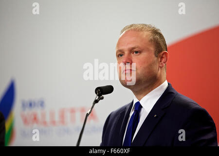 (151112)--spricht auf der Pressekonferenz einen zweitägigen Gipfel zum Thema Migration, die am 12. November 2015 in Valletta, Malta, endete nach VALLETTA, 12. November, 2015(Xinhua) – Premierminister von Malta Joseph Muscat.   (Xinhua/Jin Yu) (Azp) Stockfoto