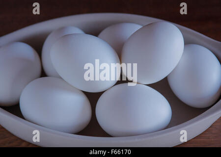 Mehrere Eier in der Schale Schuß Overhead in einer Keramik Schüssel. Stockfoto