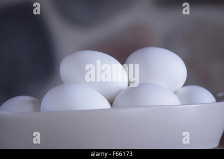 Mehrere Eier in der Schale in eine keramische Schüssel. Stockfoto