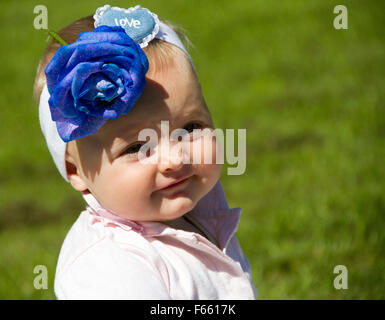 Porträt von kleines Baby im Garten Stockfoto