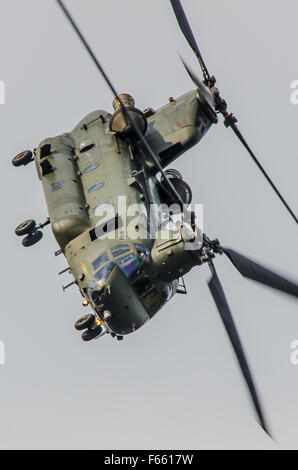 Die Boeing Chinook ist ein Tandemrotorhubschrauber der Royal Air Force RAF, der auf der Boeing CH-47 der US Army basiert. Fliegen Stockfoto