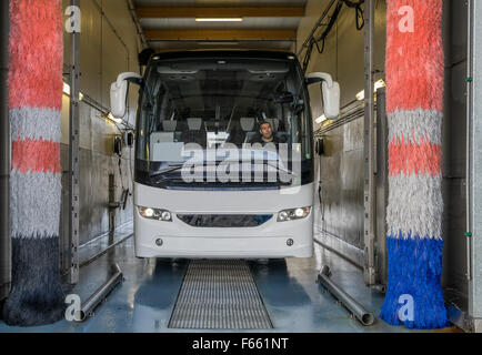 Tour-Bus in einem großen Auto waschen. Stockfoto
