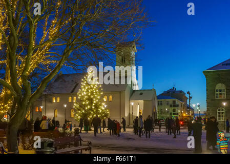 Austurvollur Platz und Domkirkjan Kirche zur Weihnachtszeit, Reykajvik, Island Stockfoto