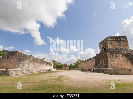 Maya-Ruinen von Chichen Itza, Tinum Gemeinde, Bundesstaates Yucatán, Mexiko. Großer Ballspielplatz. Stockfoto