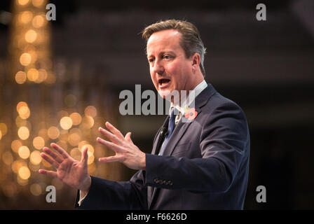 Premierminister David Cameron im Gespräch mit Unternehmern auf der CBI-Konferenz in London Stockfoto