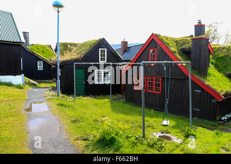 Färöische Holzhäuser traditionelle Schwarz geteerte mit Grasdach Rasen Tórshavn, Färöer-Inseln Stockfoto