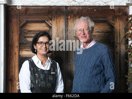 Wasfi Kani und Bamber Gascoigne in West Horsley Ort, welcher das neue Zuhause von Grange Park Opera, Surrey, England, UK soll Stockfoto