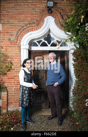 Wasfi Kani und Bamber Gascoigne in West Horsley Ort, welcher das neue Zuhause von Grange Park Opera, Surrey, England, UK soll Stockfoto