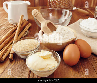 Zutaten für einen Kuchen oder ein Dessert auf einem alten Holztisch Stockfoto