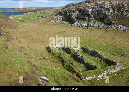 Blackhouse in einem engen Tal laufen aufgegeben N von Loch ein Sgail Bosta Beach, Great Bernera, Lewis: Vernetzung von Wohnbereichen & Byre & Scheune. Stockfoto