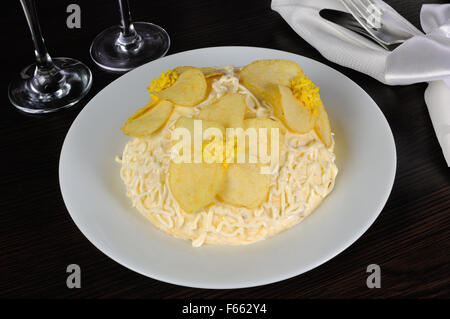 Multi-Schicht-Salat mit Mayonnaise mit den Blumen von chips Stockfoto