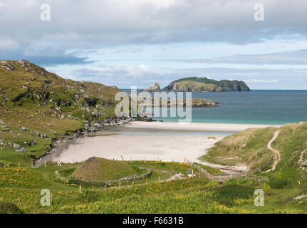 Replikat Eisenzeit C6th-8thAD 8er-Haus am Kopf des Bosta Beach, Great Bernera, Lewis, in der Nähe der 1990er Jahre Ausgrabungen einer Gruppe von drei. Stockfoto