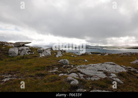 Aussehende SW über West Loch Roag in Richtung der Valtos (Bhaltos) Halbinsel aus neben einem unverwechselbaren stützte Stein am Bosta, Great Bernera, Lewis. Stockfoto