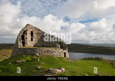 Auf der Suche nach SSE in Dun Carloway Broch Tower, Isle of Lewis auf R (N) und die inneren und äußeren Trockensteinmauern, enthält eine Treppe Eingang zeigen. Stockfoto