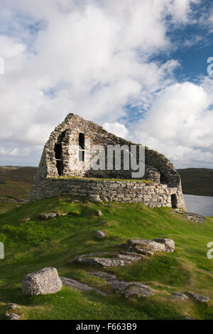 Auf der Suche nach SSE in Dun Carloway Broch Tower, Isle of Lewis auf R (N) und die inneren und äußeren Trockensteinmauern, enthält eine Treppe Eingang zeigen. Stockfoto