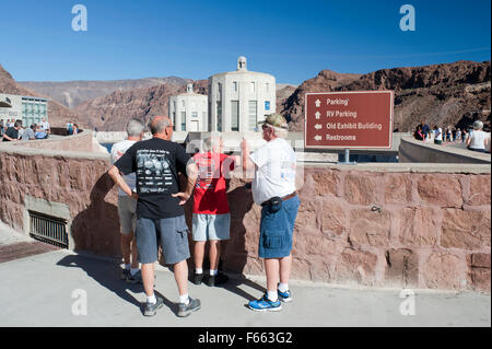 Touristen, die Hoover-Staudamm an der Grenze zu Nevada-Arizona, USA. Stockfoto