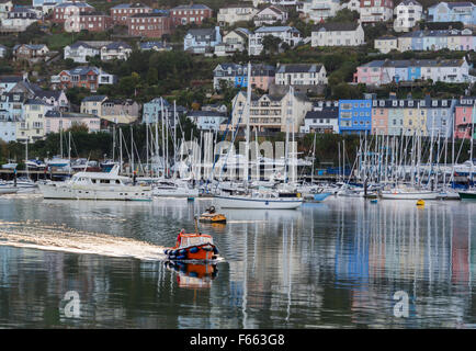 Blick über den Fluss Dart von Dartmouth in Richtung Kingswear in Devon, England. Stockfoto