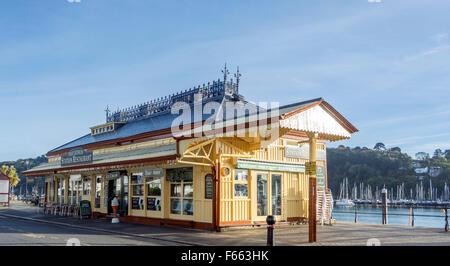 Die Station, einmal ein Bahnhof, jetzt ein beliebtes Café in Dartmouth, Devon, England. Stockfoto