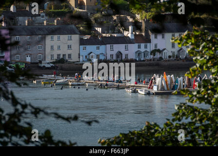 Boote auf dem Fluss Dart in Dittisham in South Hams, Devon ein hübsches Dorf mit bunten Häusern an der Küste. Stockfoto