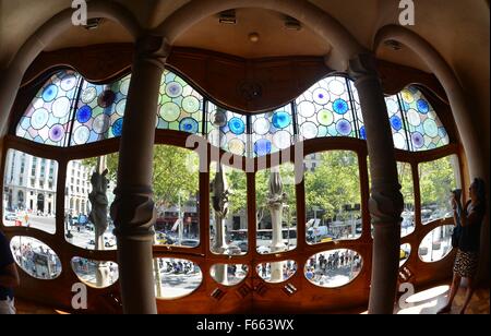 Berühmten spanischen Architekten Antoni Gaudí (1852-1926) umgebaut, die Fassade und das Innere des Casa Batllo, unter Vertrag von Textilfabrikanten Josp Batllo ich Casanova, zwischen 1904 und 1906, abgebildet in Barcelona, Spanien, 24. Juli 2015. Katalonien, Barcelona die Hauptstadt ist ist wirtschaftlich stärkste Region Spaniens. FOTO: WALTRAUD GRUBITZSCH - KEIN DRAHT-DIENST- Stockfoto