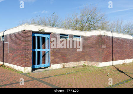 Stillgelegten 1970er Jahre Sanitärgebäude in Dudley, West Midlands Stockfoto