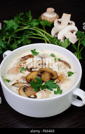 cremige Suppe püriert, Pilze und Scheiben von Huhn Stockfoto