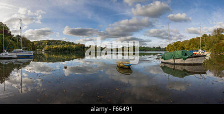 Boote auf einem ruhigen Fluss Dart bei Flut in Dittisham, South Hams, Devon, England Stockfoto