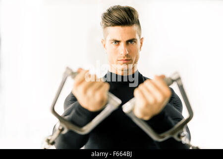 Hübscher Jüngling Training in einem Fitnesscenter Stockfoto