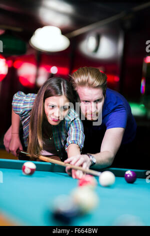 Schönen jungen Mann und Frau flirten beim Billard spielen Stockfoto