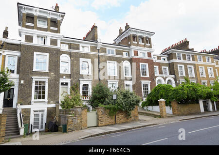 Englische braune Ziegel Häuser in London mit kleinen Turm Stockfoto