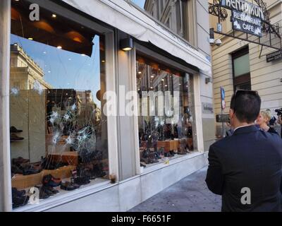 Athen, Griechenland. 12. November 2015. Athen, Griechenland. 12. November 2015. Menschen sind auf die zerbrochene Schaufenster mit Blick auf. Kleine Auseinandersetzungen und Plünderungen folgten die Demonstration in Athen im Rahmen der 24-stündigen Generalstreik. © PACIFIC PRESS/Alamy Live News Bildnachweis: George Panagakis/Pacific Press/Alamy Live-Nachrichten Stockfoto