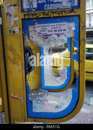 Athen, Griechenland. 12. November 2015. Athen, Griechenland. 12. November 2015. Eine defekte Telefonzelle. Kleine Auseinandersetzungen und Plünderungen folgten die Demonstration in Athen im Rahmen der 24-stündigen Generalstreik. © PACIFIC PRESS/Alamy Live News Bildnachweis: George Panagakis/Pacific Press/Alamy Live-Nachrichten Stockfoto