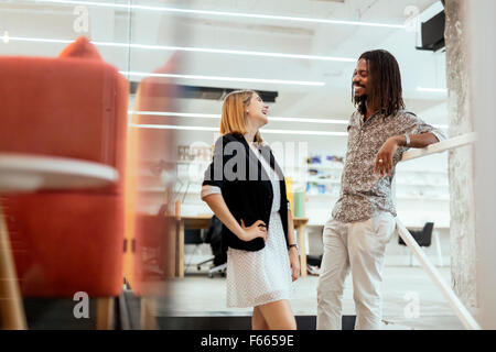 Kollegen reden auf Treppe in einem modernen Büro Stockfoto