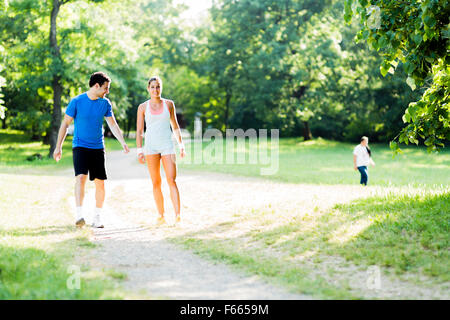 Junge Menschen joggen und trainieren in der Natur Stockfoto