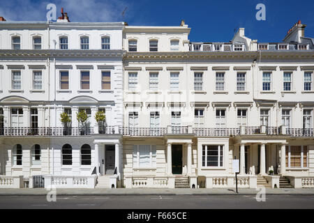 Weiße Luxus Häuser Fassaden in London, Kensington und Chelsea Architektur Stockfoto