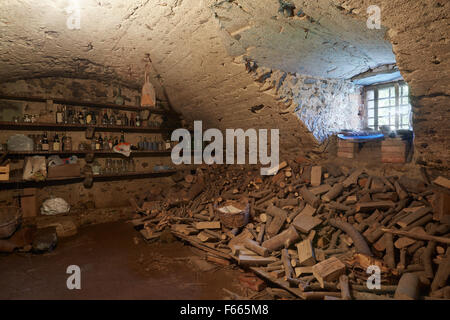 Alte, dunkle Keller mit Holzstapel im alten Haus Stockfoto