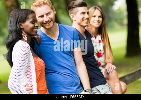 Gruppe von fröhlichen jungen Menschen im Sommer Stockfoto