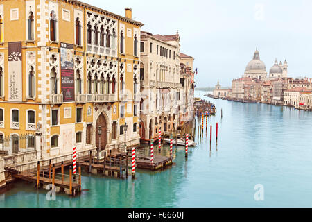 Canal Grande Venedig zeigen Istituto Veneto di Scienze Lettere Ed Arti und Basilica di Santa Maria della Salute im Hintergrund Stockfoto