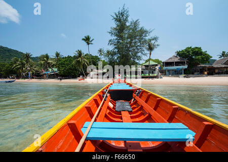 Bogen des Longtail-Boot im Meer, Insel Koh Tao Golf von Thailand, Thailand Stockfoto