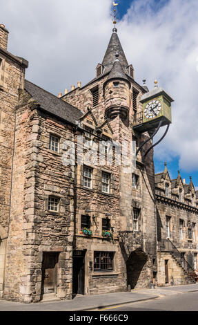 1591-Mautstelle Uhr auf das alte Gefängnis im Canongate, auf der Royal Mile In Edinburgh, Schottland Stockfoto