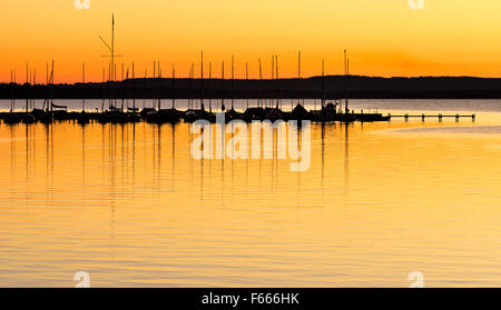 Steg und Segelboote, Sonnenuntergang, See Steinhuder, Steinhuder Meer, Niedersachsen, Deutschland Stockfoto