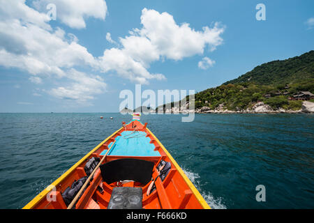 Bogen des Longtail-Boot im Meer, Insel Koh Tao Golf von Thailand, Thailand Stockfoto