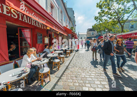 Restaurants und Menschen auf der Straße in Montmartre, Paris, Ile de France, Frankreich Stockfoto