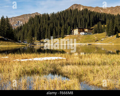 See Körbersees im Herbst, Warth-Schröcken Skigebiet Arlberg, Österreich Stockfoto