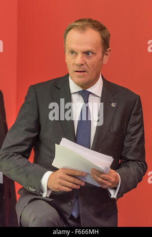 Valletta, Malta. 12. November 2015. EU-Ratspräsident Donald Tusk kommt es zu eine Join-Pressekonferenz am Ende des Gipfels in Valletta auf Migration hive. Bildnachweis: Jonathan Raa/Pacific Press/Alamy Live-Nachrichten Stockfoto